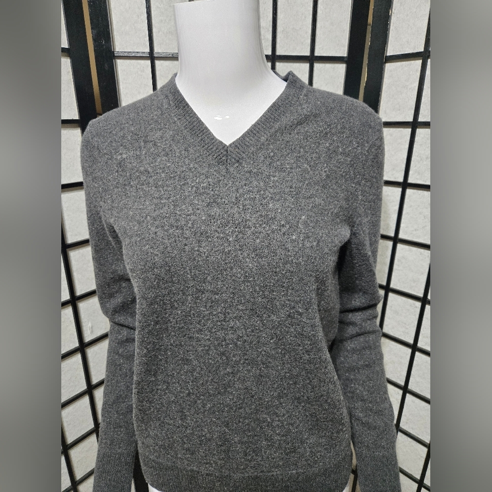 Banana Republic Italian Yarn Women's Gray V-Neck Sweater